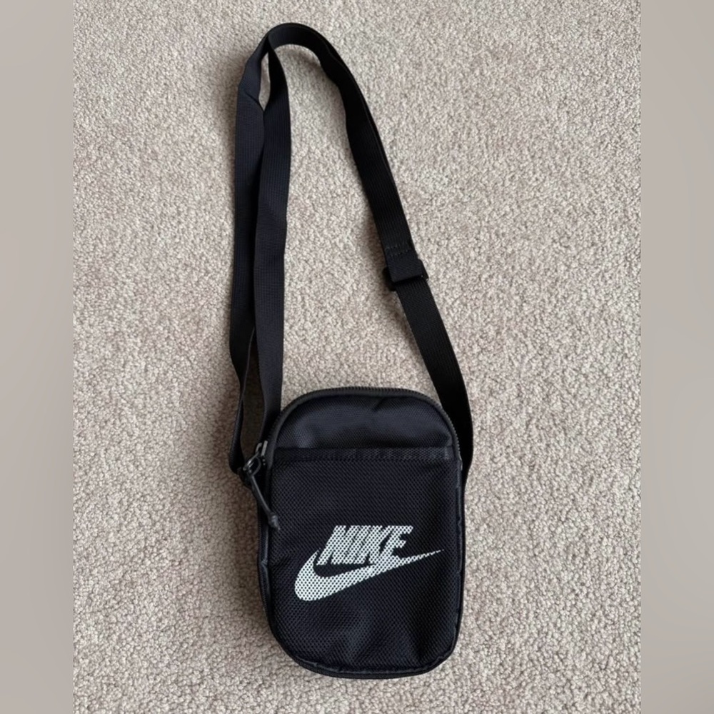 Nike Black Heritage Crossbody Bag - Picture 2 of 4